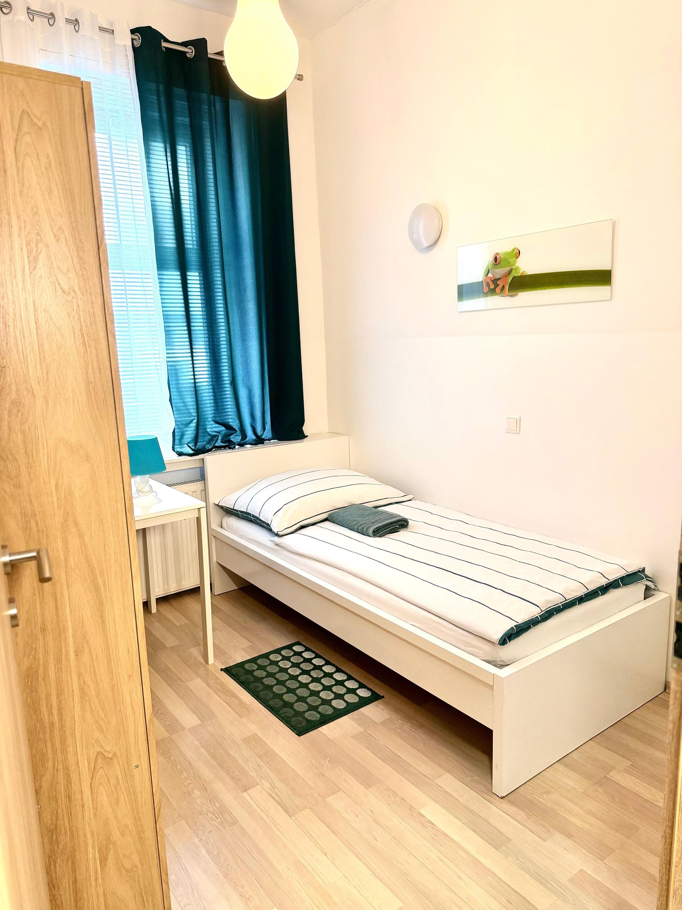 Basic - Einzelzimmer, Stadtblick (n13) | Free WiFi, bed sheets