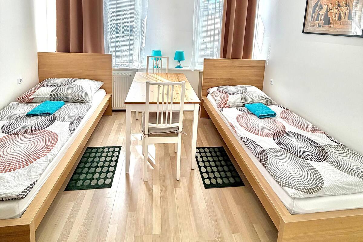 Basic - Zweibettzimmer, Stadtblick (n17) | Free WiFi, bed sheets