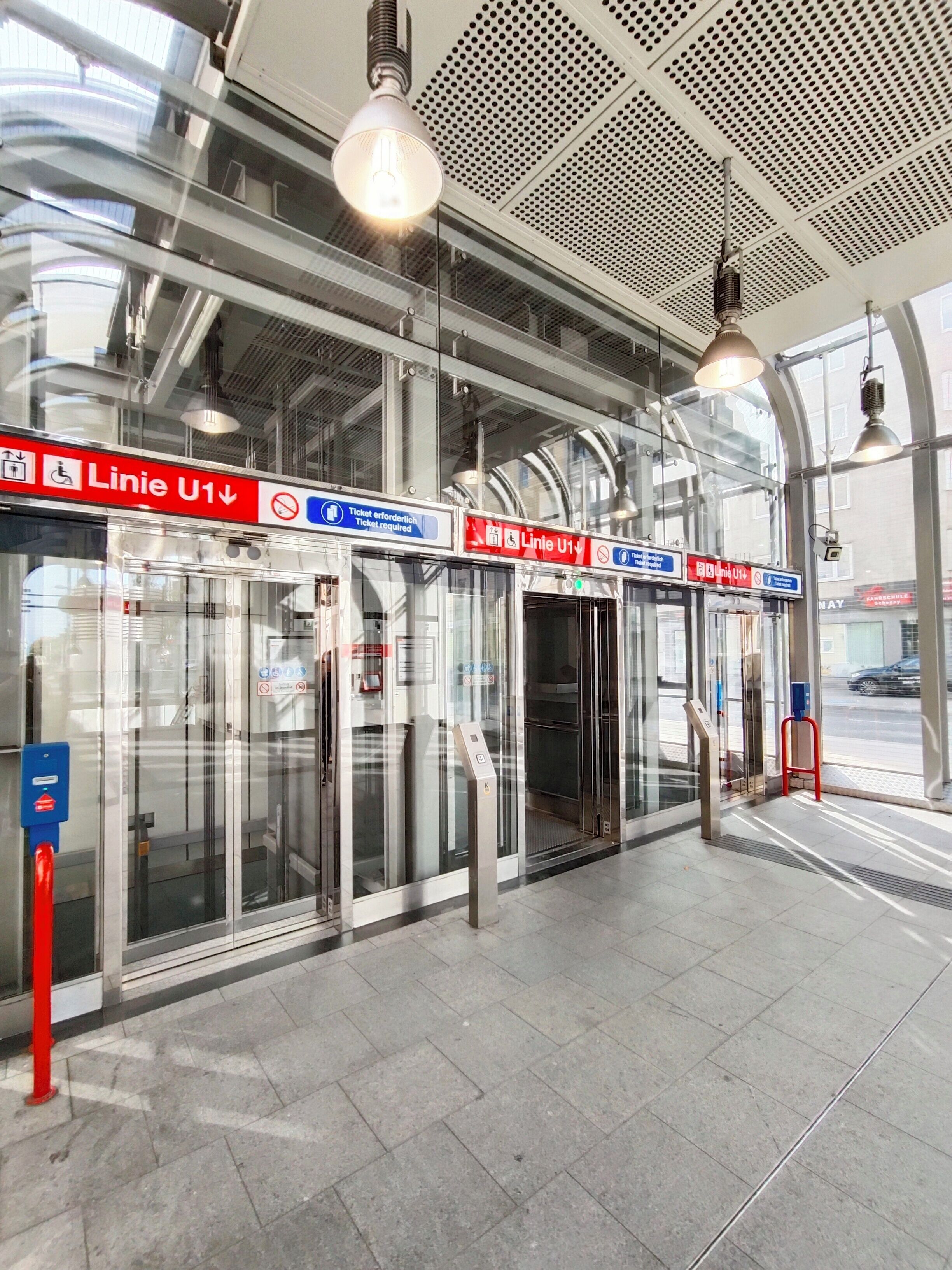 Foto - FAVORIT-ROOMS , direkt Metro connection U1 to Centralstation , City-Center and Airport