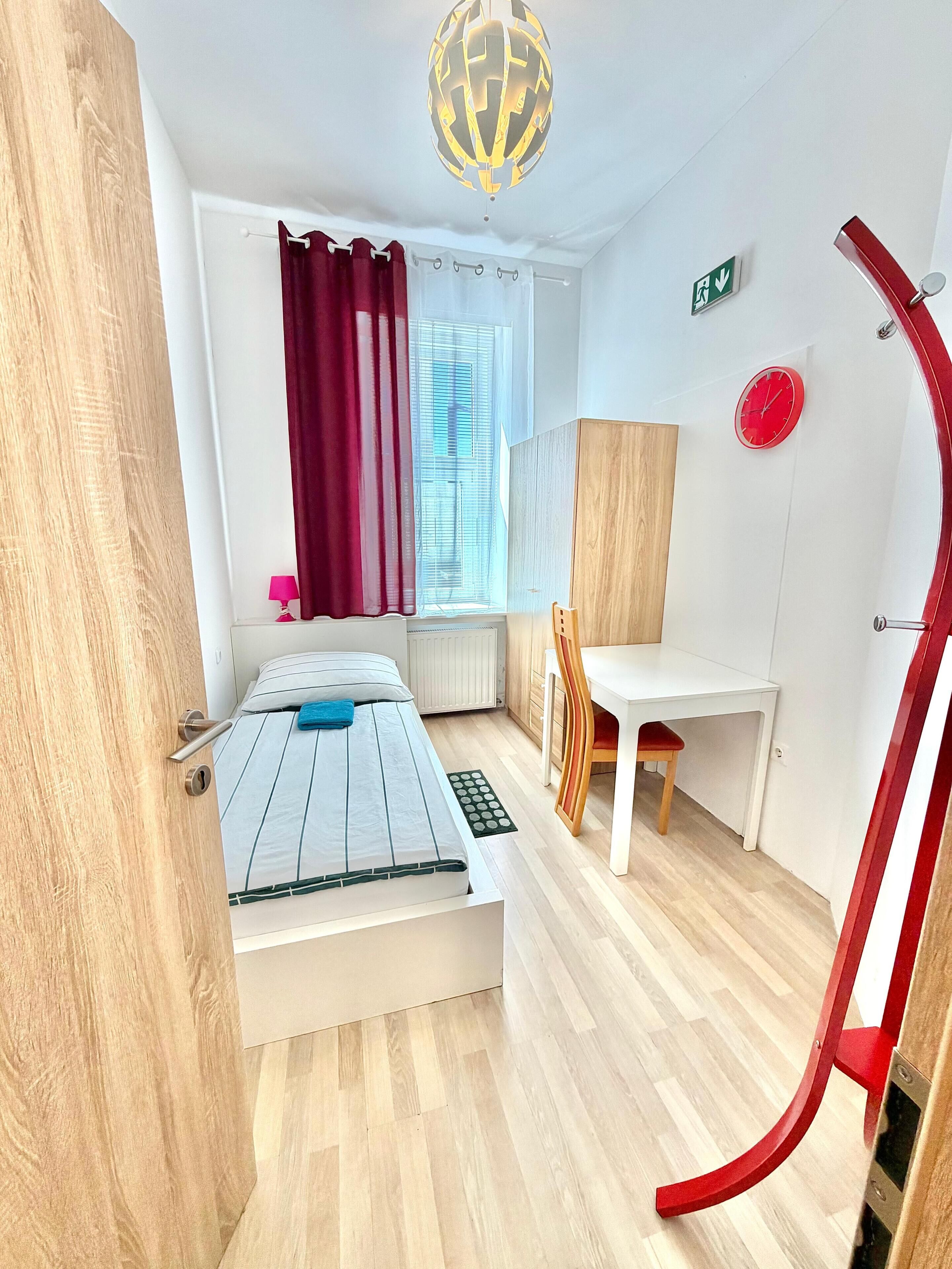 Basic - Einzelzimmer, Stadtblick (n16) | Free WiFi, bed sheets