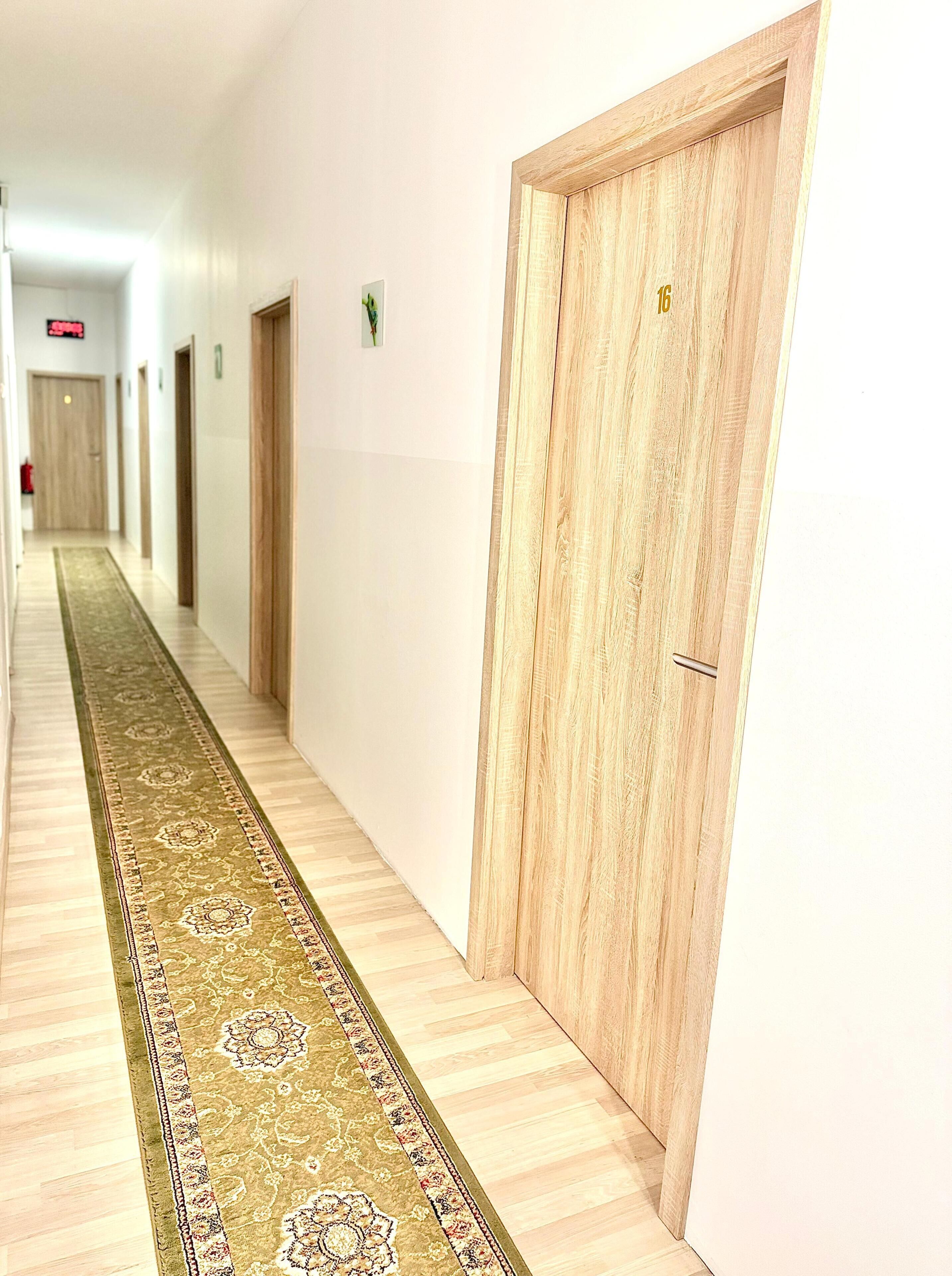 Foto - FAVORIT-ROOMS , direkt Metro connection U1 to Centralstation-Airport and City-Center
