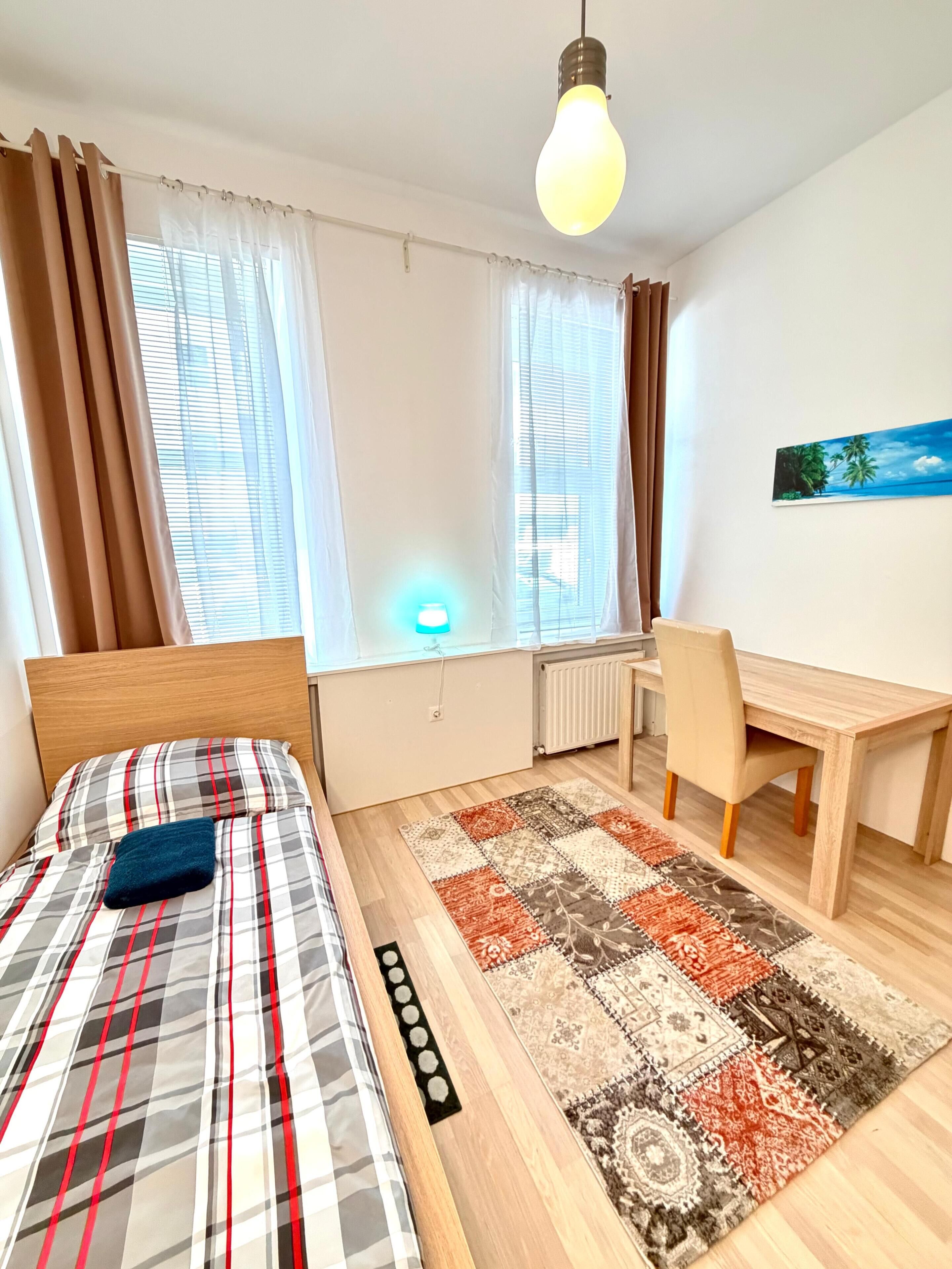 Basic - Einzelzimmer, Stadtblick (n14) | Free WiFi, bed sheets