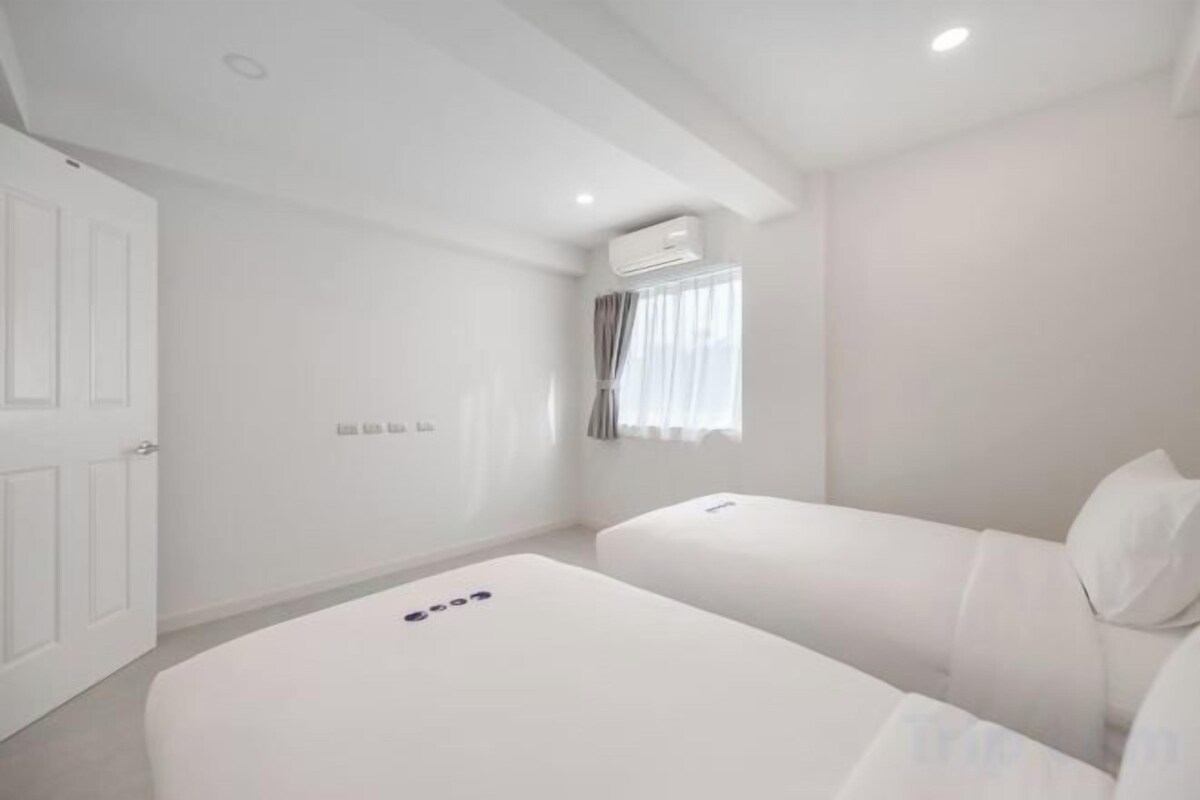 Minibar, bàn, truy cập Internet không dây miễn phí, bộ trải giường 