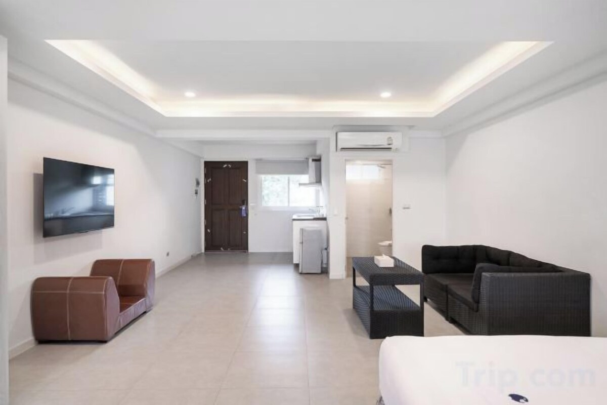 Minibar, desk, free WiFi, bed sheets