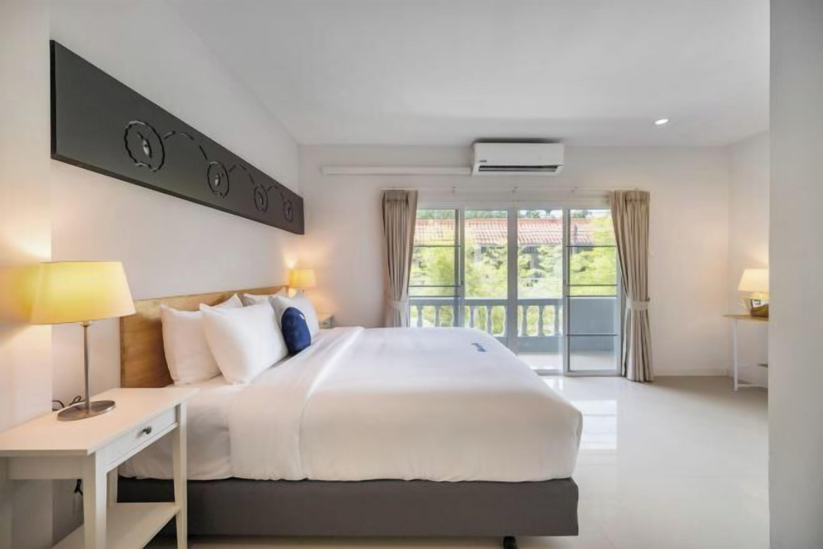 Een minibar, een bureau, gratis wifi, beddengoed