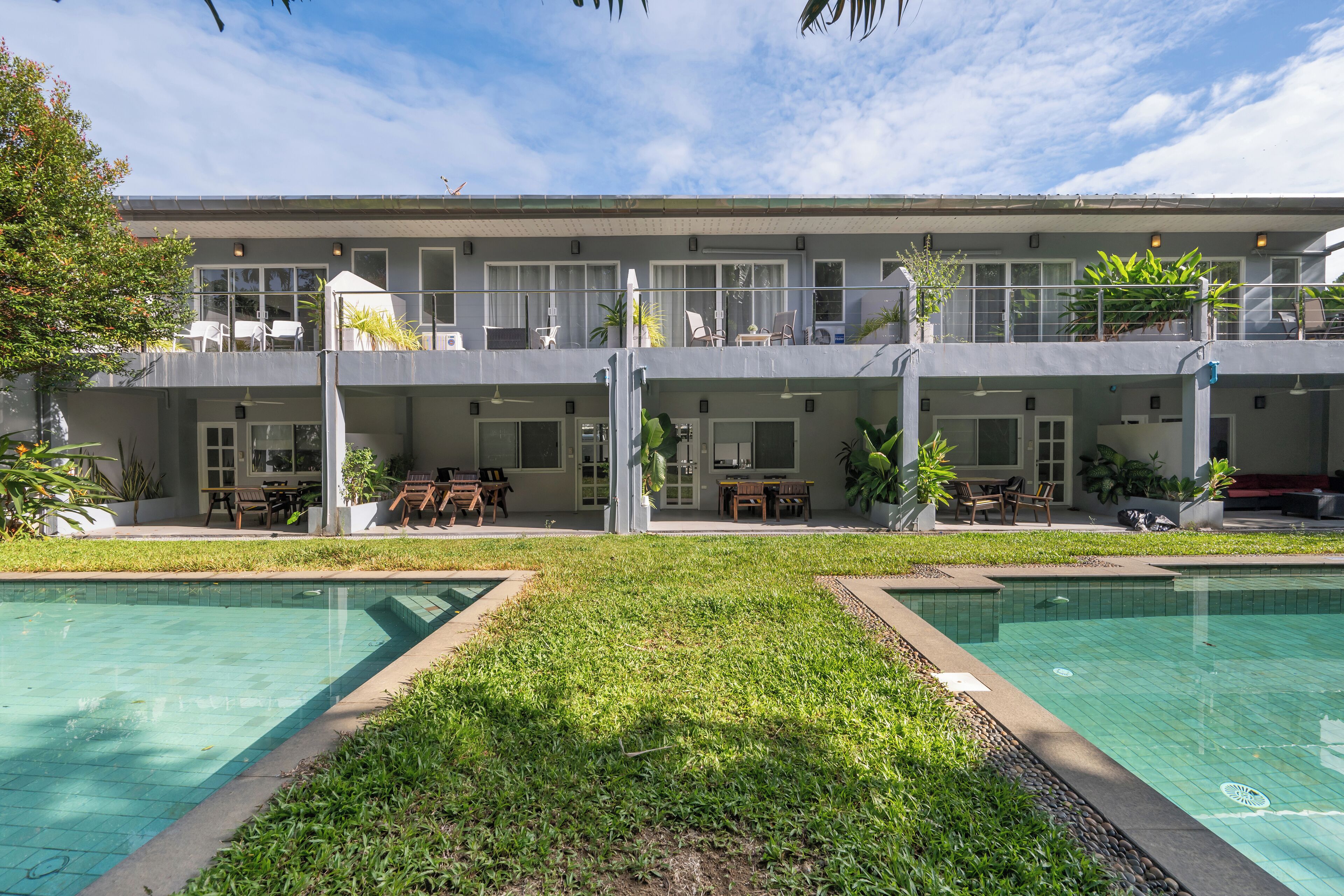 สระว่ายน้ำกลางแจ้ง