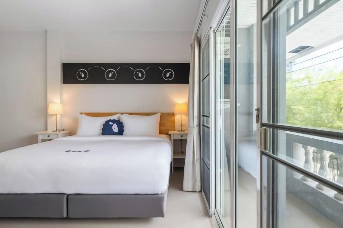 Minibar, desk, free WiFi, bed sheets