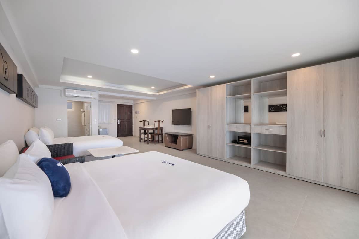 Habitación cuádruple familiar | Minibar, escritorio, wifi gratis y ropa de cama
