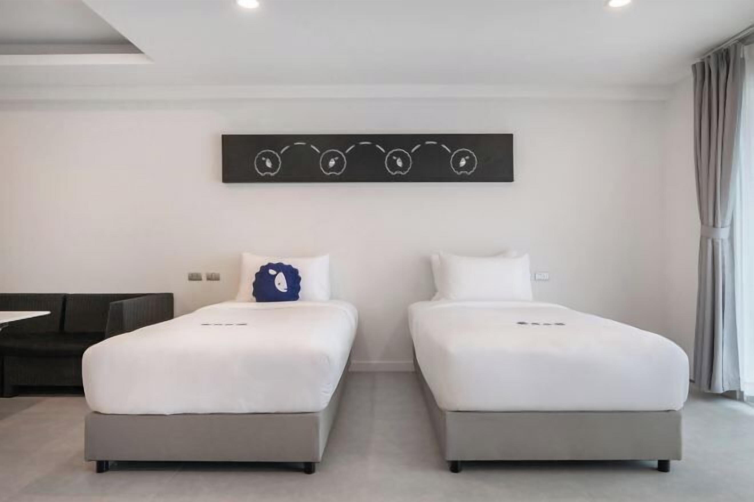 Een minibar, een bureau, gratis wifi, beddengoed