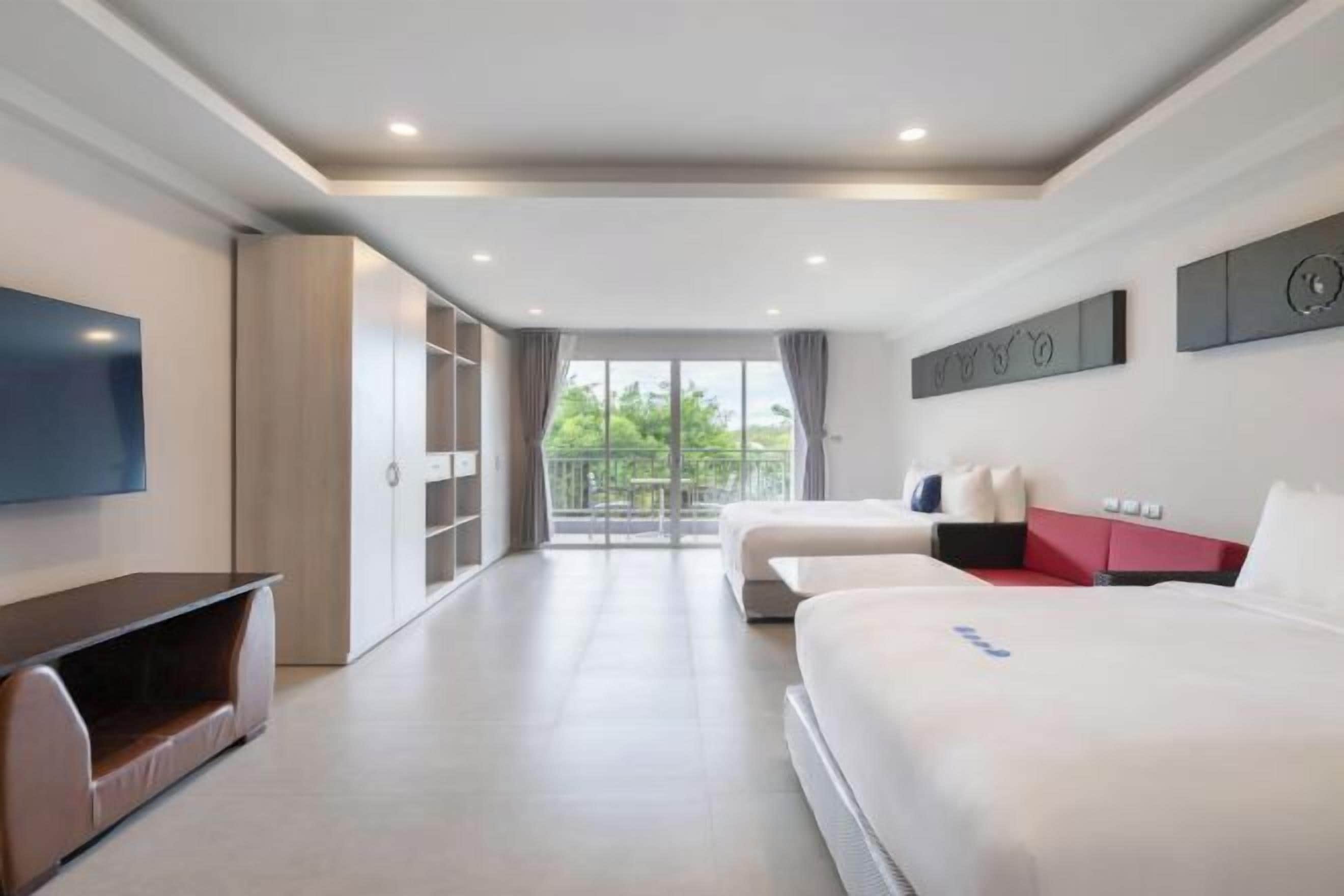 Een minibar, een bureau, gratis wifi, beddengoed