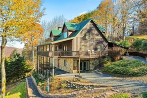 Exterior - Pinnacle Tree: Spacious 4BR cabin perfect for families and pet-friendly getaways. (West Jefferson)