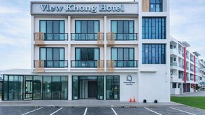 Un moderno edificio de hotel con un letrero que dice 'View Khong Hotel'.