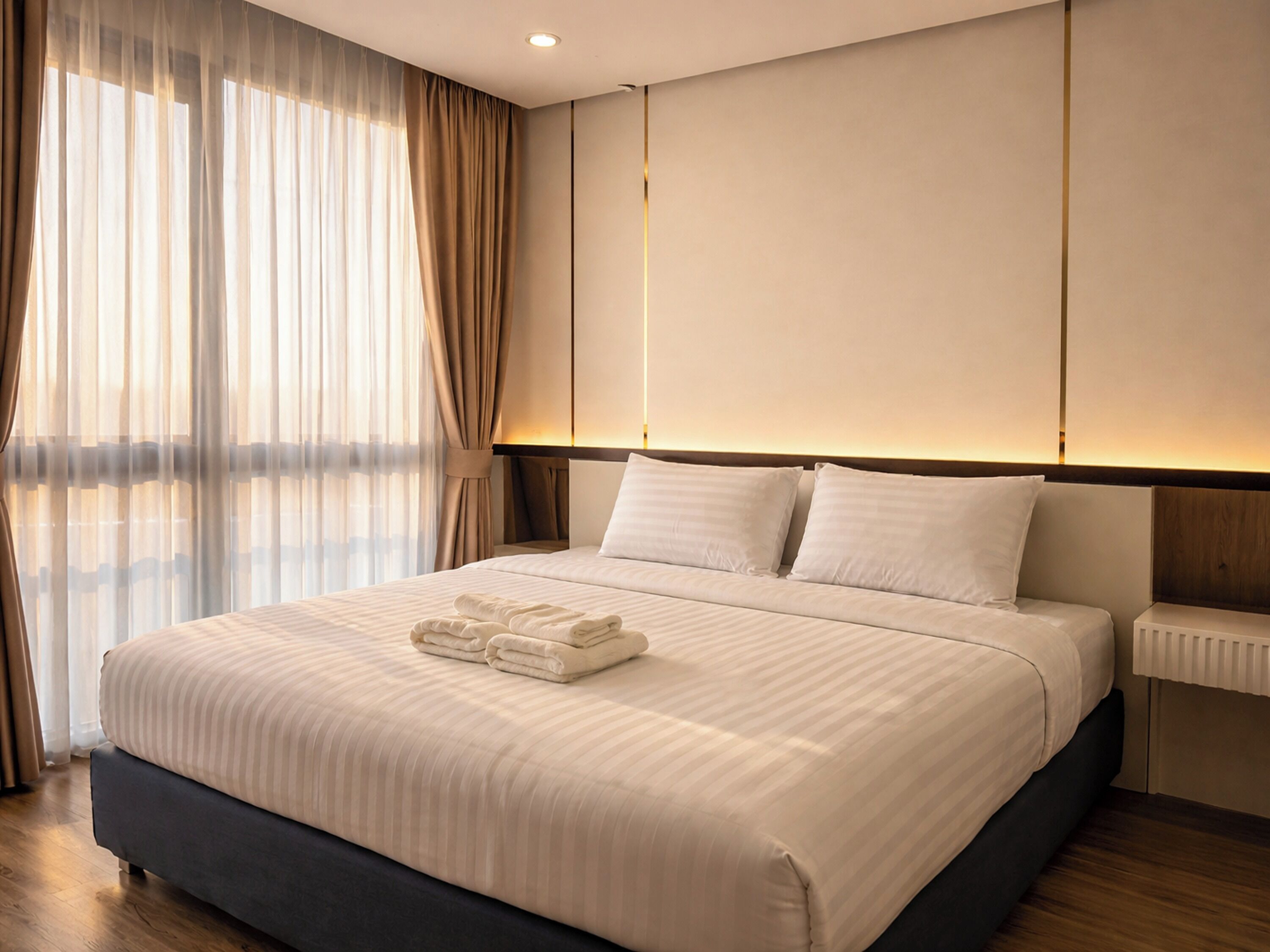 Standard Double Room, Non Smoking, Mountain View | Hypo-allergenic bedding, desk, iron/ironing board, free WiFi