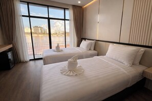 ห้องซูพีเรียทวิน, วิวแม่น้ำ | เครื่องนอนป้องกันสารก่อภูมิแพ้, โต๊ะทำงาน, เตารีด/โต๊ะรีดผ้า, Wi-Fi ฟรี