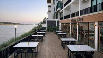 Petit déjeuner servi sur place