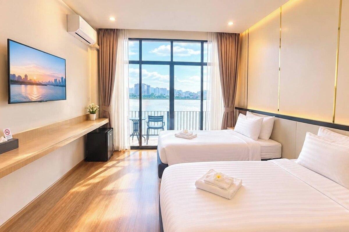 Superior Twin Room, River View | Desk, blackout drapes, iron/ironing board (on request), WiFi (free)