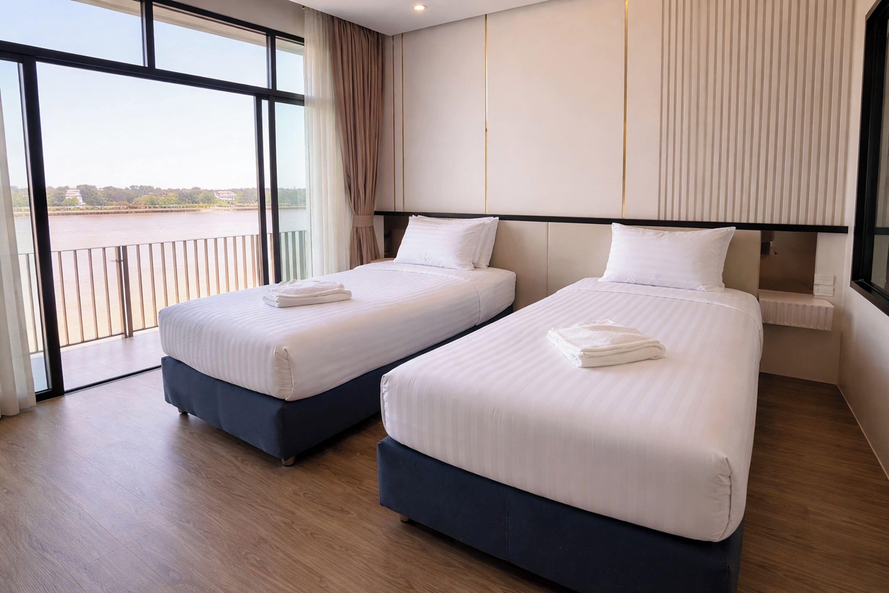 Quarto duplo superior, vista para o rio | Roupas de cama antialérgicas, escrivaninha