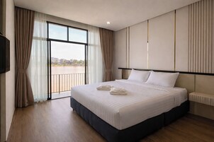 Ropa de cama hipoalergénica, escritorio y tabla de planchar con plancha 