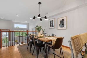 Dining - LakeView Queen Anne 3BR Townhome w  Portable AC (Seattle)