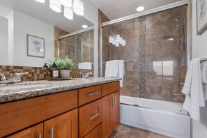 Dusj, hårføner, håndklær og sjampo