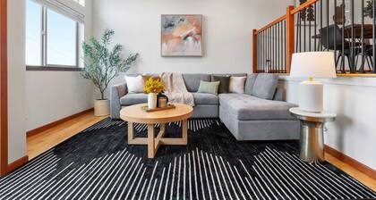 LakeView Queen Anne 3BR Townhome w Portable AC