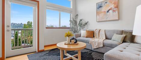 تلفزيون، مدفأة، مكتب