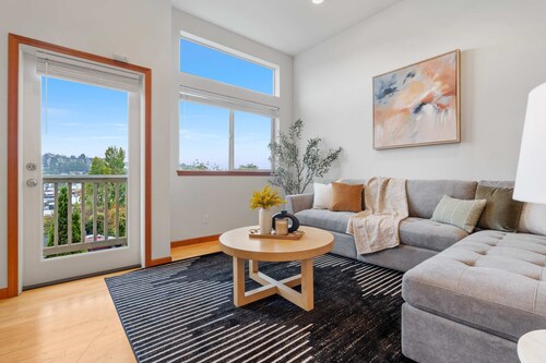 LakeView Queen Anne 3BR Townhome w  Portable AC