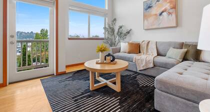 LakeView Queen Anne 3BR Townhome w Portable AC