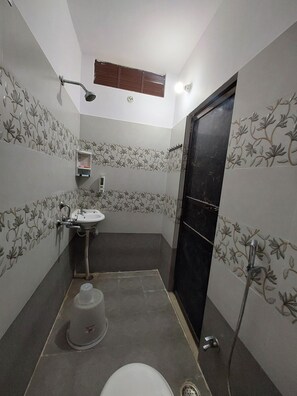 Deluxe Double Room, City View | Bathroom