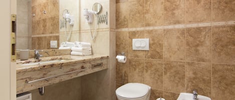 Appartement exécutif, Plusieurs lits, réfrigérateur et four à micro-ondes (Marina - 700 Rose M) | Salle de bain