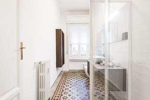 Douche, sèche-cheveux, bidet, serviettes fournies