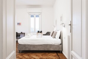 Tabla de planchar con plancha, wifi y ropa de cama