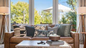 Televisión, futbolito, libros y oficina