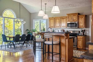 冰箱、微波炉、烤箱、炉灶