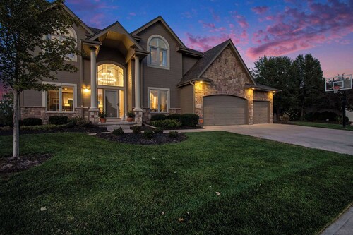 Stunning 5BR Villa, Large Hot Tub & Scenic Yard!