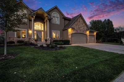 Dreamy 5BR Villa w/ Large Hot Tub & Scenic Garden!