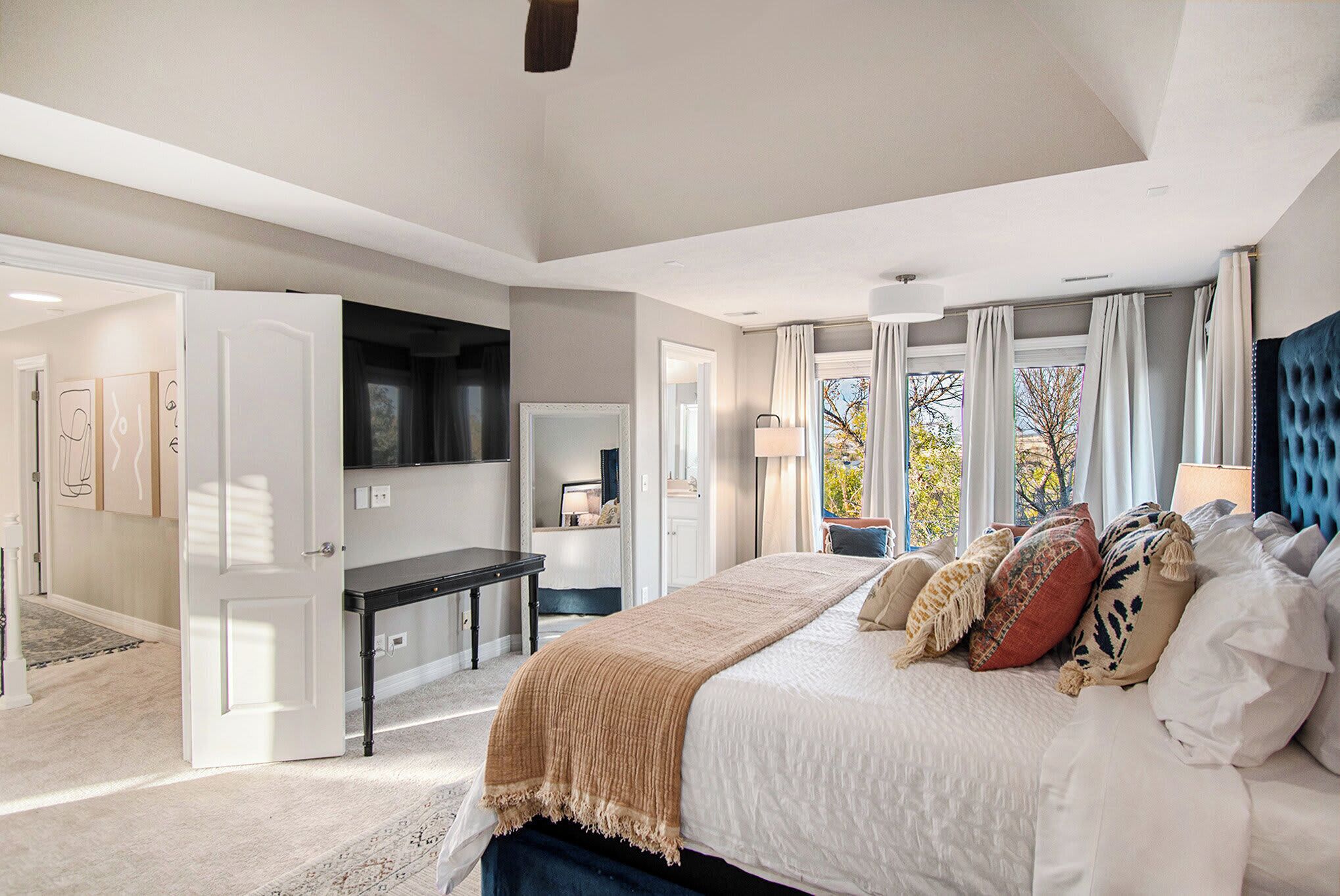 5 عدّة غرف نوم ومكتب ومكواة/لوح كي وسرير سفر