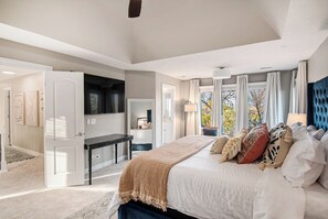 5 bedrooms, desk, iron/ironing board, travel crib