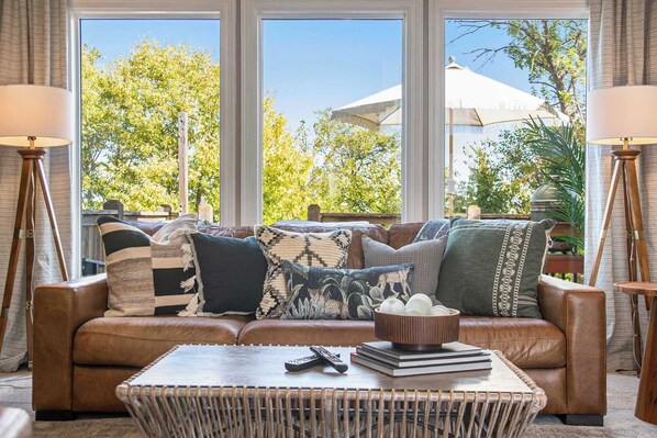 Televisión, futbolito, libros y oficina 