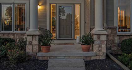 Stunning 5BR Villa, Large Hot Tub & Scenic Yard!