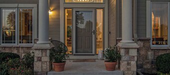 Stunning 5BR Villa, Large Hot Tub & Scenic Yard!
