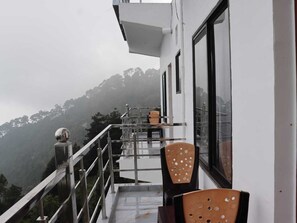 Junior Suite | Terrace/patio - Oak Trek Resort (Lansdowne)