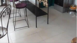 Cocina compacta con comedor, estufa y lavamanos.