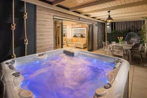 Luxury Marine Mobile Home with Private Pool and Hot Tub | 2 bedrooms, soundproofing, free cribs/infant beds, free WiFi