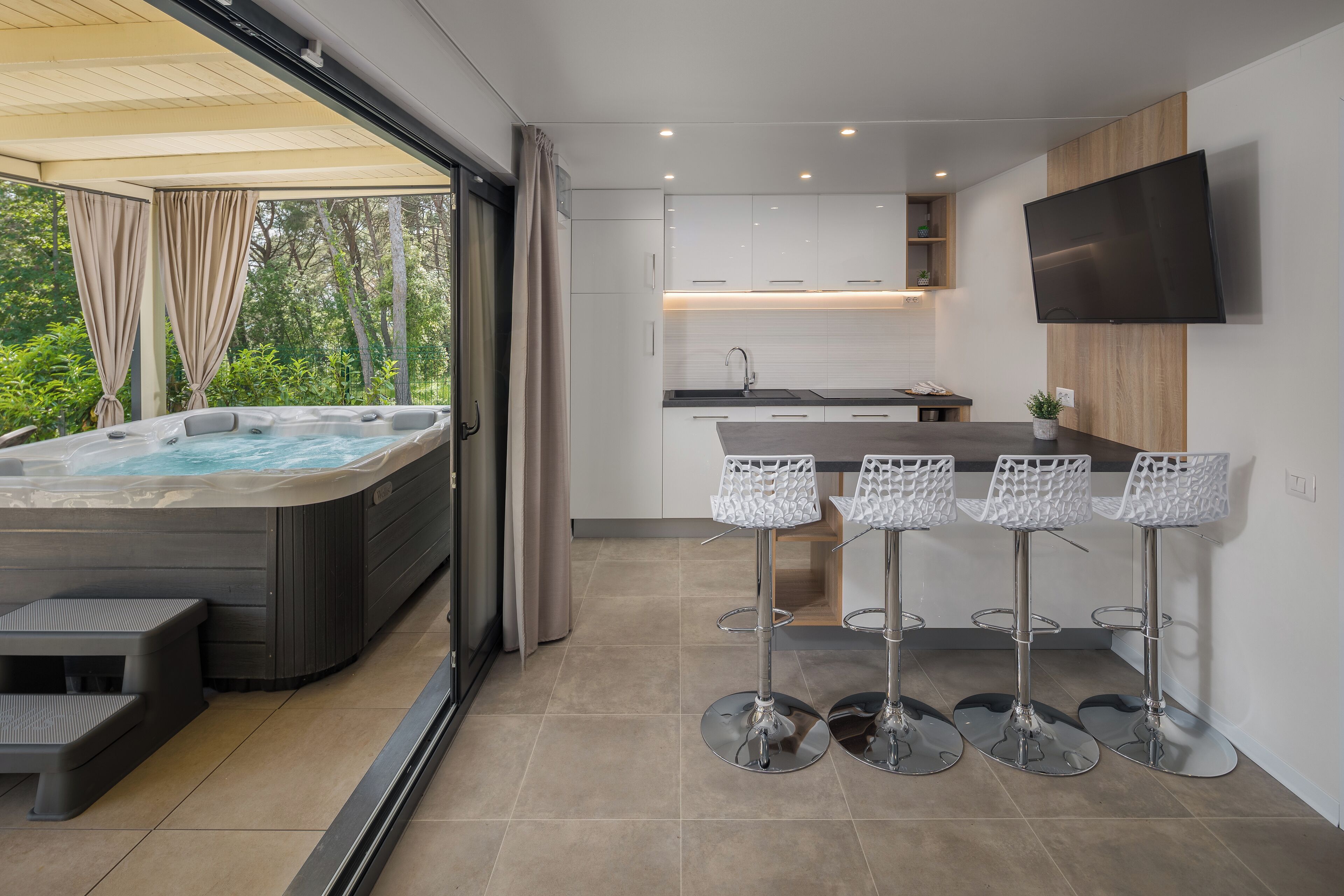 Luxury Marine Mobile Home with Private Pool and Hot Tub | Cocina privada | Refrigerador, microondas, parrilla de estufa y lavavajillas 