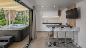 Luxury Marine Mobile Home with Private Pool and Hot Tub | 専用キッチン
