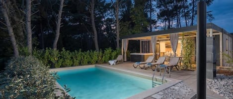 Luxury Marine Mobile Home with Private Pool and Hot Tub | 2 dormitorios, sistema de insonorización, cunas gratuitas y wifi gratis