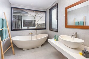 Luxury Villa, Pool View, Poolside | Deep-soaking bathtub