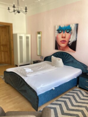 8 bedrooms, WiFi, bed sheets