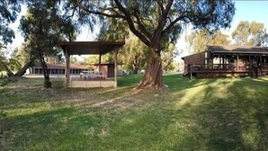 Exterior - Lake Clifton Tavern (Lake Clifton)